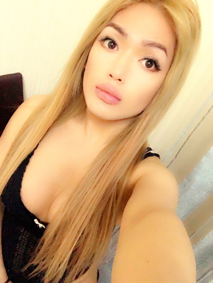 Красивый азиатский транс блондин
